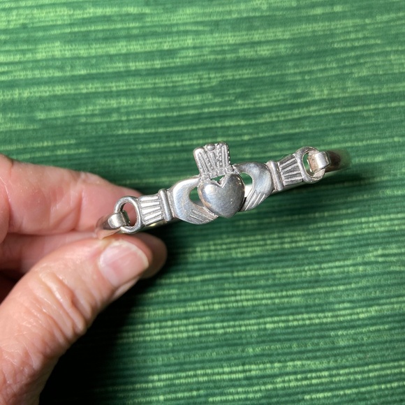 Vintage Sterling Silver Claddagh Hinged Bracelet from Ireland; New Condition - Picture 13 of 16